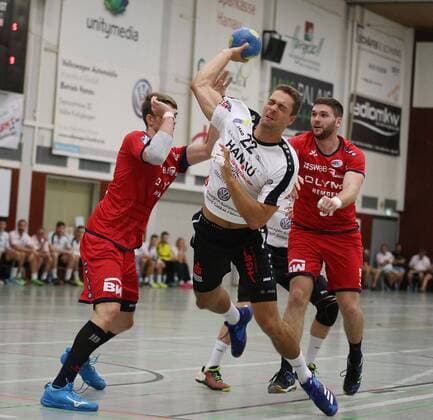 18.08.2018, xmgx, Handball DHB Pokal 1.Runde, HSG Hanau - SG Bietigheim v.l. Nikola Vlahovic (SG) Yaron Pillmann (HSG) Jonathan Fischer (SG) Hanau Hessen Deutschland (DEU)