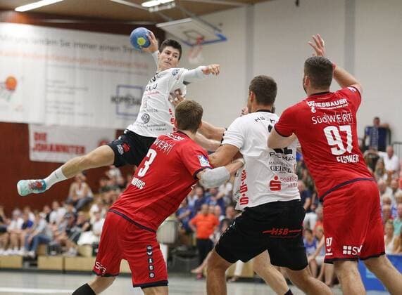 18.08.2018, xmgx, Handball DHB Pokal 1.Runde, HSG Hanau - SG Bietigheim v.l. Maximilian Bergold (HSG) Nikola Vlahovic (SG) Yaron Pillmann (HSG) Jonathan Fischer (SG) Hanau Hessen Deutschland (DEU)