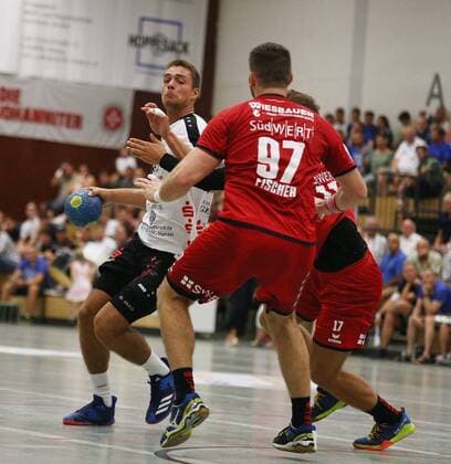 18.08.2018, xmgx, Handball DHB Pokal 1.Runde, HSG Hanau - SG Bietigheim v.l. Yaron Pillmann (HSG) Jonathan Fischer (SG) Michael Oehler (SG) Hanau Hessen Deutschland (DEU)