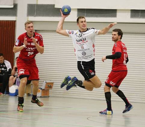 18.08.2018, xmgx, Handball DHB Pokal 1.Runde, HSG Hanau - SG Bietigheim v.l. Jan Döll (SG) Marc Strohl (HSG) Christian Schäfer (SG) Hanau Hessen Deutschland (DEU)