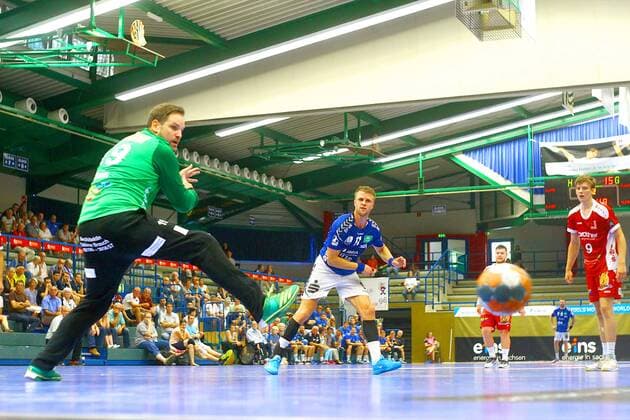 Torhüter Marco Rhein (Rodgau) pariert den Siebenmeter von Benas Petreikis (Aue) , rechts Johannes von der Au (Rodgau) Handball DHB-Pokalspiel 2018 19 EHV Aue - HSG Rodgau Nieder-Roden 23:21 am 18.8.2018 EHV Aue - HSG Rodgau Nieder-Roden