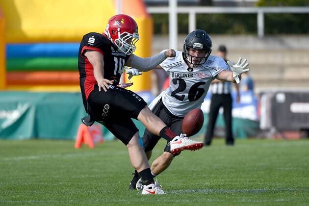American Football, Herren, Saison 2018, GFL-Nord, Potsdam Royals - Berlin Rebels, P Kevin Hummel (Nr. 14, Potsdam Royals), DB Paul Seifert (Nr. 26, Berlin Rebels), 18.08.18, Copyright: xMichaelxHundtx xMatthiasxKochx