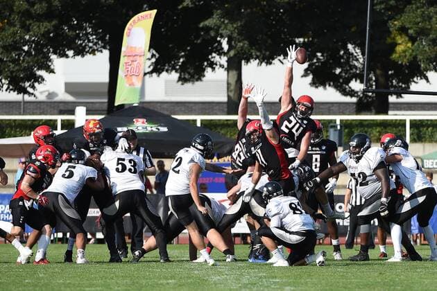 American Football, Herren, Saison 2018, GFL-Nord, Potsdam Royals - Berlin Rebels, K P Phillip Friis Andersen (Nr. 12, Berlin Rebels) vergibt ein Field Goal, 18.08.18, Copyright: xMichaelxHundtx xMatthiasxKochx