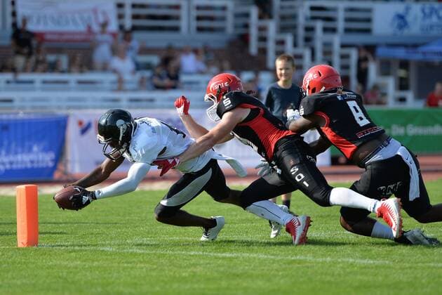 American Football, Herren, Saison 2018, GFL-Nord, Potsdam Royals - Berlin Rebels, WR Joshua Simmons (Nr. 10, Berlin Rebels), DB Damien Donaldson (Nr. 18, Potsdam Royals), LB Kadel King (Nr. 8, Potsdam Royals), 18.08.18, Copyright: xMichaelxHundtx xMatthiasxKochx