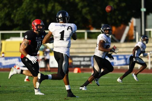 American Football, Herren, Saison 2018, GFL-Nord, Potsdam Royals - Berlin Rebels, DL Alton Foss (Nr. 11, Potsdam Royals), QB Terrell Robinson (Nr. 1, Berlin Rebels), RB WR Sean Richard (Nr. 84, Berlin Rebels), 18.08.18, Copyright: xMichaelxHundtx xMatthiasxKochx