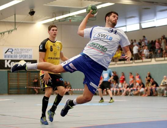 BAU 18.08.2018 Kornwestheim Handball SV Salamander Kornwestheim vs. HSC 2000 Coburg, v.l. Maximilian Jäger (Coburg), Nico Hiller (Kornwestheim)