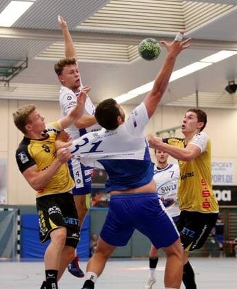 BAU 18.08.2018 Kornwestheim Handball SV Salamander Kornwestheim vs. HSC 2000 Coburg, v.l. Felix Spross (Coburg), Tim Scholz (Kornwestheim), Nico Hiller (Kornwestheim), Maximilian Jäger (Coburg)