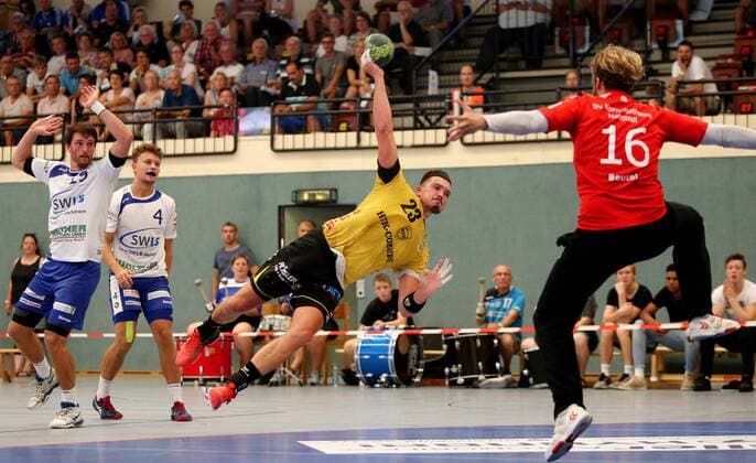BAU 18.08.2018 Kornwestheim Handball SV Salamander Kornwestheim vs. HSC 2000 Coburg, vorn v.l. Marcel Timm (Coburg), Felix Beutel (Kornwestheim)