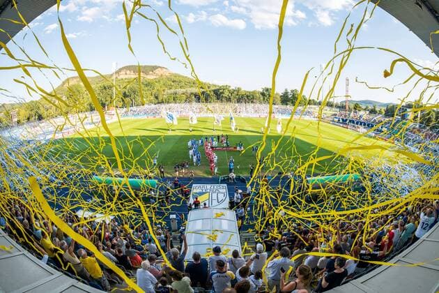 Sport Bilder des Tages DFB Pokal 1. Runde Saison 2018 2019 FC Carl Zeiss Jena vs 1.FC Union Berlin am 19.8.2018 Große Choreoaktion im Ernst Abbe Sportfeld Jena als die Mannschaften den Platz betraten. Papierrollen in blau gelb und weiß flogen von den Rängen. Ernst Abbe Sportfeld