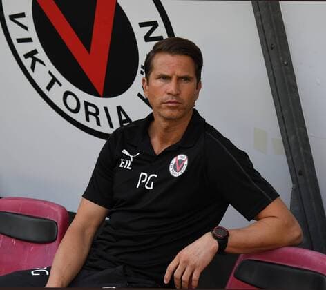 DFB-Pokal FC Viktoria Köln - RB Leipzig 19.08.2018 Trainer Patrick Glöckner (Köln) auf der Bank DFB RULES PROHIBIT USE IN MMS SERVICES VIA HANDHELD DEVICES UNTIL TWO HOURS AFTER A MATCH AND ANY USAGE ON INTERNET OR ONLINE MEDIA SIMULATING VIDEO FOOTAGE DURING THE MATCH.