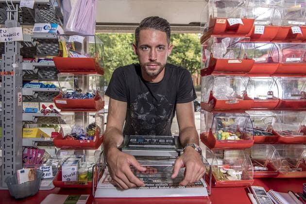 15.08.2018, Fussball, Saison 2018 2019, Fotoshooting mit Mark Uth (FC Schalke 04) an einem Kiosk in Gelsenkirchen Gelsenkirchen Deutschland