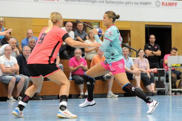 Julia Behnke (TusSies Metzingen 93) gegen Bella Gulden (Brest Bretagne Handball 9) TusSies Metzingen, Handball, Ligaspiel, Vorbereitung, Turnier, 20.08.2018, Foto:TBaur Eibner TusSies Metzingen vs. Brest Bretagne Handball Metzingen Copyright: xEIBNER TobiasxBaurx EP_TBR