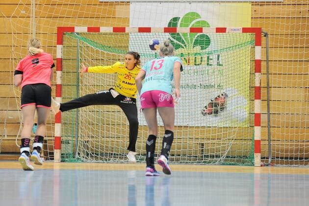 Isabel Roch (TusSies Metzingen 26) im Tor gegen Bella Gulden (Brest Bretagne Handball 9) TusSies Metzingen, Handball, Ligaspiel, Vorbereitung, Turnier, 20.08.2018, Foto:TBaur Eibner TusSies Metzingen vs. Brest Bretagne Handball Metzingen Copyright: xEIBNER TobiasxBaurx EP_TBR