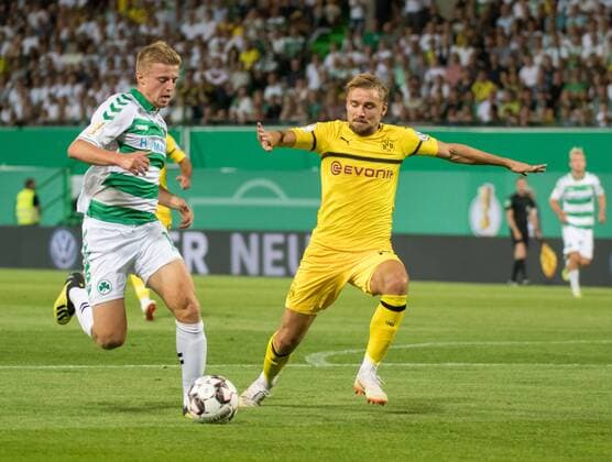 DFB-Pokal, Deutschland, Fürth, Sportpark Ronhof Thomas Sommer, Fußball, Fussball, 20.08.2018, SpVgg Greuther Fürth - Borussia Dortmund Bild: (ggf. v.l.n.r.) Sebastian Ernst (SpVgg Greuther Fuerth, 15), Marcel Schmelzer (Borussia Dortmund, 29) *** DFB Pokal Germany Fürth Sportpark Ronhof Thomas Sommer Football Soccer 20 08 2018 SpVgg Greuther Fürth Borussia Dortmund Photo If applicable Sebastian Ernst SpVgg Greuther Fuerth 15 Marcel Schmelzer Borussia Dortmund 29 Copyright: Fotograf:xVolkerxDanzerx+++xAgenturxHMBxMedia HeikoxBecker