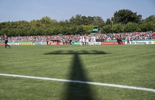 Fußball, Stadiongeschichte Wormatia Worms Jubel Team HB. Fussball DFB Pokal, 1. Runde, Wormatia Worms - SV Werder Bremen (HB) 1:6, am 18.08.2018 in Worms Deutschland. DFL regulations prohibit any use of photographs as image sequences and or quasi-video