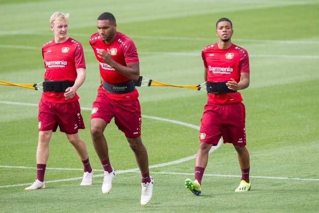 Sport Bilder des Tages Julian Brandt ( 10, Bayer 04 Leverkusen), Jonathan Tah ( 4, Bayer 04 Leverkusen) und Benjamin Henrichs ( 39, Bayer 04 Leverkusen) beim Training Training Bayer 04 Leverkusen, Fussball, 1. Bundesliga, 21.08.18 Leverkusen NRW Deutschland Trainingsgelaende BayArena