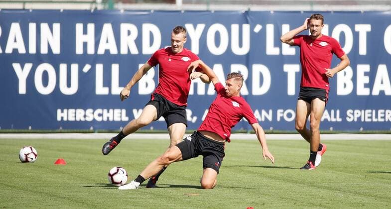 RB Leipzig - Training Fussball Leipzig, 22.08.2018, Red Bull Akademie, Fußball , Rasenballsport Leipzig, Training vor dem Auswärtsspiel in der Euroleague bei Sorja Luhansk. , Im Bild von links: Lukas Klostermann und Willi Orban und Stefan Ilsanker. ,
