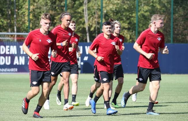 RB Leipzig - Training Fussball Leipzig, 22.08.2018, Red Bull Akademie, Fußball , Rasenballsport Leipzig, Training vor dem Auswärtsspiel in der Euroleague bei Sorja Luhansk. , Im Bild: Laufarbeit mit Niclas Stierlin, Yussuf Poulsen, Timo Werner, Oliver Bias (U19), Kevin Kampl und Erik Majetschak. ,