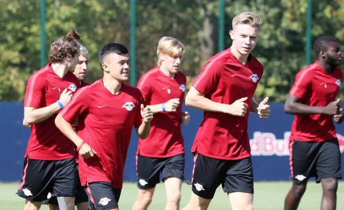 RB Leipzig - Training Fussball Leipzig, 22.08.2018, Red Bull Akademie, Fußball , Rasenballsport Leipzig, Training vor dem Auswärtsspiel in der Euroleague bei Sorja Luhansk. , Im Bild: Laufarbeit mit Oliver Bias (U19) und Erik Majetschak. ,