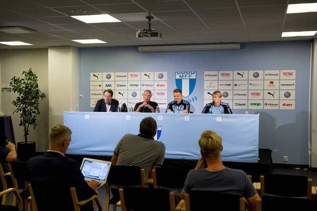 180822 Press officer Peter hlander, head coach Uwe Rösler, Anders Christiansen and Oscar Lewicki of Malmö FF during a practice and press conference PK Pressekonferenz ahead of the UEFA Europa League qualifying match between Malmö FF and Midtjylland on August 22, 2018 in Malmö. Photo: Ludvig Thunman BILDBYRN kod LT 35524 Copyright: LUDVIGxTHUNMAN BB180822LT016