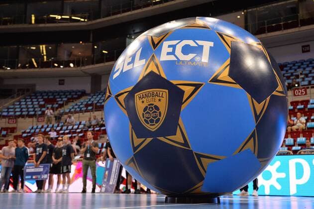 Handball Pixum Super Cup SG Flensburg Handewitt - Rhein-Neckar Löwen am 22.08.2018 im ISS Dome in Düsseldorf Ein übergroßer Select Handball