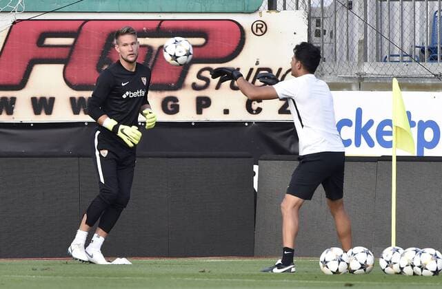 Czech goalkeeper of Sevilla Tomas Vaclik, left, attends the training prior to the European League qualification match SK Sigma Olomouc vs Sevilla in Olomouc, Czech Republic, August 22, 2018. (CTKxPhoto LudekxPerina) CTKPhotoP201808220828301  LPE 020K