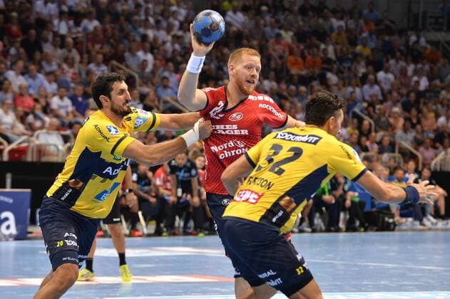Handball Pixum Super Cup SG Flensburg Handewitt - Rhein-Neckar Löwen am 22.08.2018 im ISS Dome in Düsseldorf Ilija Abutovic ( Rhein-Neckar Löwen ), links - Jim Gottfridsson ( Flensburg ), mitte - Alexander Petersson ( Rhein-Neckar Löwen ), rechts