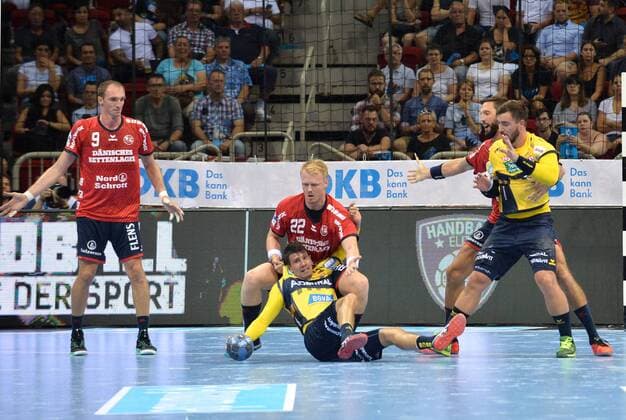 Handball Pixum Super Cup SG Flensburg Handewitt - Rhein-Neckar Löwen am 22.08.2018 im ISS Dome in Düsseldorf v.l.n.r.: Holger Glandorf ( Flensburg ), Andy Schmid ( Rhein-Neckar Löwen ), Anders Zachariassen ( Flensburg ), Jannik Kohlbacher ( Rhein-Neckar Löwen ), Tobias Karlsson ( Flensburg )