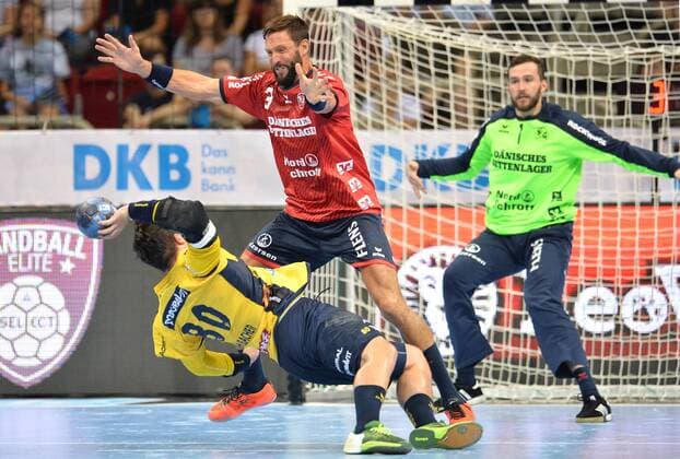 Handball Pixum Super Cup SG Flensburg Handewitt - Rhein-Neckar Löwen am 22.08.2018 im ISS Dome in Düsseldorf Jannik Kohlbacher ( Rhein-Neckar Löwen ), unten - Tobias Karlsson ( Flensburg ), oben - Benjamin Buric ( Flensburg ), hinten