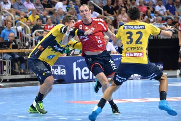 Handball Pixum Super Cup SG Flensburg Handewitt - Rhein-Neckar Löwen am 22.08.2018 im ISS Dome in Düsseldorf Jannik Kohlbacher ( Rhein-Neckar Löwen ), links - Holger Glandorf ( Flensburg ), mitte - Alexander Petersson ( Rhein-Neckar Löwen ), rechts