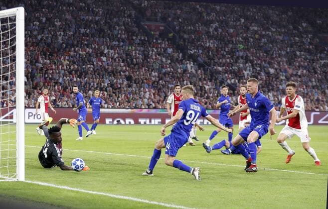 Fußball, CL Quali, Ajax Amsterdam - Dynamo Kiew AMSTERDAM, Netherlands, 22-08-2018, football, season 2018 2019, Champions League Play-offs , Johan Cruijff ArenA , Dynamo Kiev player Tomasz Kedziora scores 1-1 , Ajax-goal keeper Andre Onana concedes the goal during the match Ajax - Dynamo Kiev Ajax - Dynamo Kiev x2413753x