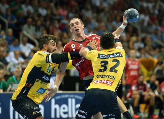 PIXUM Supercup 2018 in Düsseldorf. SG Flensburg-Handwitt - Rhein-Neckar Löwen 22.08.2018. Holger Glandorf (Flensburg-Handewitt) wird von Kohlbacher (li.) und Petersson (beide Rhein-Neckar Löwen) am Wurf gehindert.