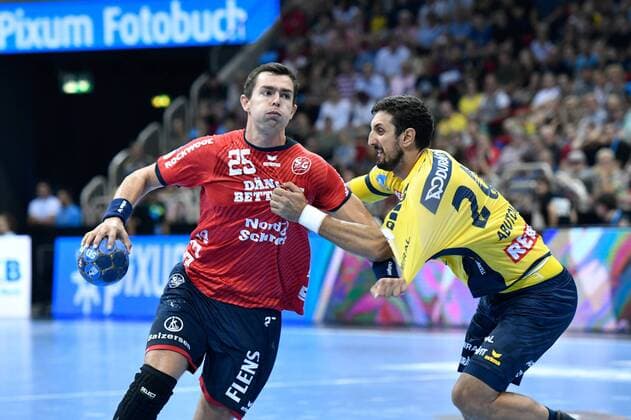 GER, Pixum Cup, 1.DKB, SG Flensburg-Handewitt vs. Rhein-Neckar Loewen 22.08.2018, ISS Dome Duesseldorf, Duesseldorf, GER, Pixum Cup, 1.DKB, SG Flensburg - Handewitt vs. Rhein-Neckar Loewen , im Bild Ramus Lauge ( SG Flensburg - Handewitt 25 ) gegen Ilja Abutovic ( Rhein-Neckar-Löwen 20 ).