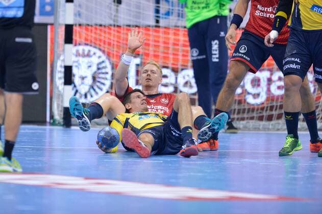 GER, Pixum Cup, 1.DKB, SG Flensburg-Handewitt vs. Rhein-Neckar Loewen 22.08.2018, ISS Dome Duesseldorf, Duesseldorf, GER, Pixum Cup, 1.DKB, SG Flensburg - Handewitt vs. Rhein-Neckar Loewen , im Bild Jim Gottfridsson ( SG Flensburg - Handewitt 24 ) an Boden mit Fladen Lipovina ( Rhein-Neckar-Löwen 5 ).
