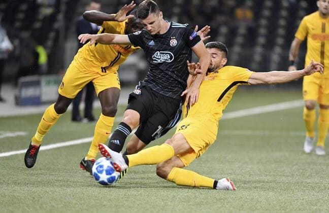 Fußball, CL Quali, BSC Young Boy Bern - Dinamo Zagreb 22.08.2018 Bern, Fussball Herren Saison 2018 2019 Champions League - Playoff BSC Young Boys - Dinamo Zagreb Im Bild : Amer Gojak (Zagreb) gegen Loris Benito (YB) re. Aktion Zweikampf