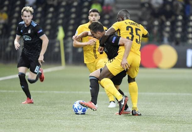 Fußball, CL Quali, BSC Young Boy Bern - Dinamo Zagreb 22.08.2018 Bern, Fussball Herren Saison 2018 2019 Champions League - Playoff BSC Young Boys - Dinamo Zagreb Im Bild : Mario Gavranovic (Zagreb) gegen Sekou Sanogo (YB) re. Aktion Zweikampf