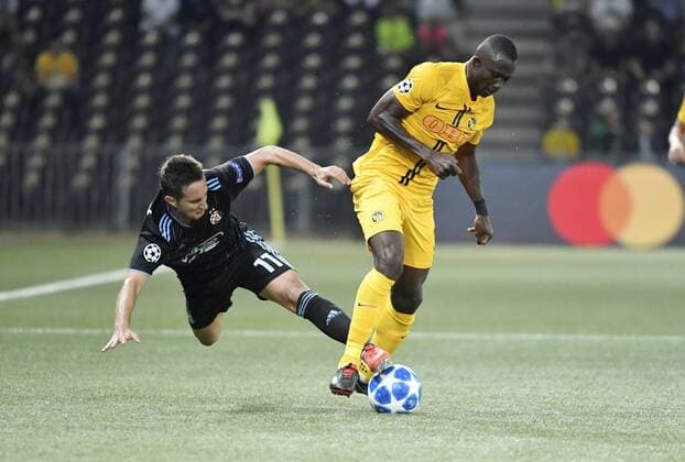 Fußball, CL Quali, BSC Young Boy Bern - Dinamo Zagreb 22.08.2018 Bern, Fussball Herren Saison 2018 2019 Champions League - Playoff BSC Young Boys - Dinamo Zagreb Im Bild : Mario Gavranovic (Zagreb) gegen Sekou Sanogo (YB) Aktion Zweikampf