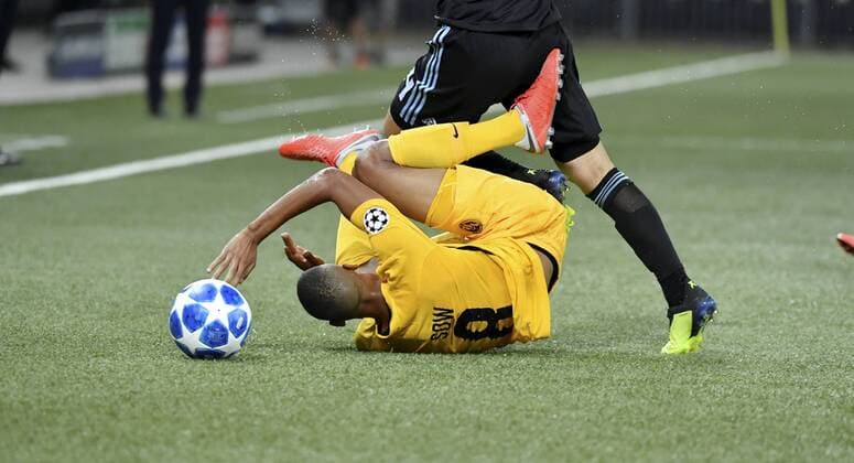 Fußball, CL Quali, BSC Young Boy Bern - Dinamo Zagreb 22.08.2018 Bern, Fussball Herren Saison 2018 2019 Champions League - Playoff BSC Young Boys - Dinamo Zagreb Im Bild : Djibril Sow (YB) am Boden Aktion Einzelbild