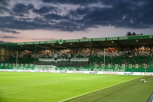 Montag 20.08.2018, Saison 2018 19, DFB-Pokal, 1. Hauptrunde im Sportpark Ronhof, SpVgg Greuther Fürth - BVB 09 Borussia Dortmund, Die Fürther Fans unterstützen ihr Team in der Heimkurve Choreografie anlässlich des 105-jährigen Bestehens der SpVgg Fürth mit grünen und weißen Folienfahnen und einer Blockfahne aus der Gründerzeit