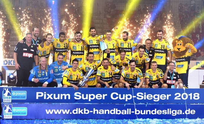 PIXUM Supercup 2018 in Düsseldorf. SG Flensburg-Handwitt - Rhein-Neckar Löwen 22.08.2018. Die siegreiche Mannschaft der Rhein-Neckar Löwen mit dem Pokal.