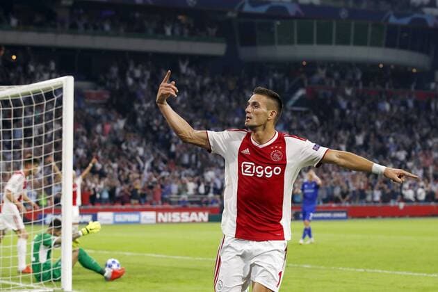 Sport Bilder des Tages (L-R) Klaas Jan Huntelaar of Ajax, Dynamo Kyiv goalkeeper Denys Boyko, Dusan Tadic of Ajax during the UEFA Champions League play offs round first leg match between Ajax Amsterdam and Dynamo Kyiv at the Johan Cruijff Arena on August 22, 2018 in Amsterdam, The Netherlands UEFA Champions League 2018 2019 xVIxVIxImagesx xMauricexvanxSteenxIVx 11857415