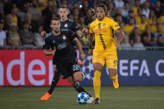 Fussball UCL Play-off - BSC Young Boys - Dinamo Zagreb Bern, 22.08.2018, Fussball Uefa Championsleague Play-off, Saison 2018 2019, BSC Young Boys - Dinamo Zagreb, Kevin Mbabu (YB) gegen Marin Leovac (Dinamo).