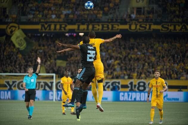 Fussball UCL Play-off - BSC Young Boys - Dinamo Zagreb Bern, 22.08.2018, Fussball Uefa Championsleague Play-off, Saison 2018 2019, BSC Young Boys - Dinamo Zagreb, Guillaume Hoarau (YB) gegen Kevin Theophile-Catherine (Dinamo)
