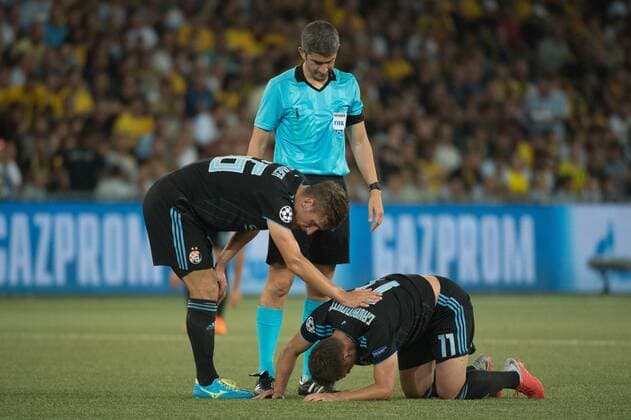 Fussball UCL Play-off - BSC Young Boys - Dinamo Zagreb Bern, 22.08.2018, Fussball Uefa Championsleague Play-off, Saison 2018 2019, BSC Young Boys - Dinamo Zagreb, Mario Gavranovic (Dinamo) liegt nach einem Zweikampf am Boden.