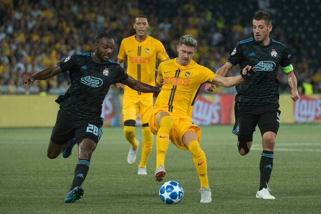 Fussball UCL Play-off - BSC Young Boys - Dinamo Zagreb Bern, 22.08.2018, Fussball Uefa Championsleague Play-off, Saison 2018 2019, BSC Young Boys - Dinamo Zagreb, Kevin Theophile-Catherine und Arijan Ademi (Dinamo) gegen Christian Fasnacht (YB).