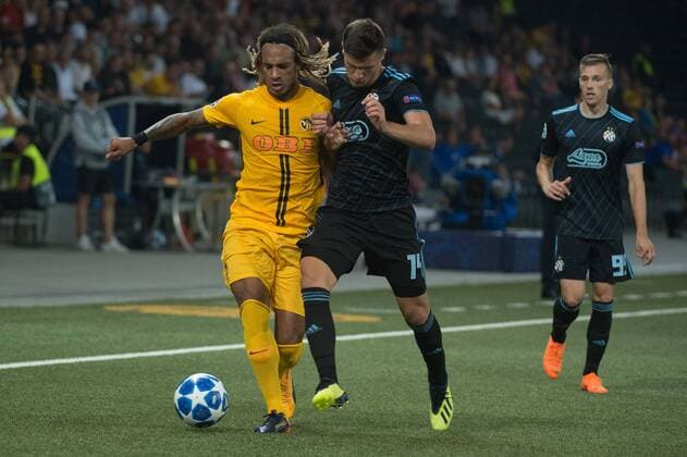 Fussball UCL Play-off - BSC Young Boys - Dinamo Zagreb Bern, 22.08.2018, Fussball Uefa Championsleague Play-off, Saison 2018 2019, BSC Young Boys - Dinamo Zagreb, Kevin Mbabu (YB) gegen Amer Gojak (Dinamo).