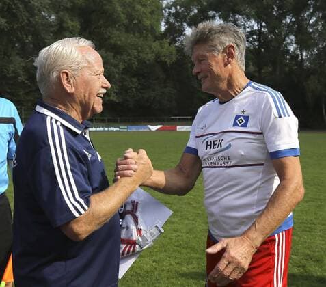 Abschiedsspiel für Willy Ketterer - Foto : rechts gratuliert Peter Nogly Fussball Herren Oberliga Hamburg am So. 19.08.2018, Auswahlspiel der Oldies des VfL Pinneberg - HSV Altliga