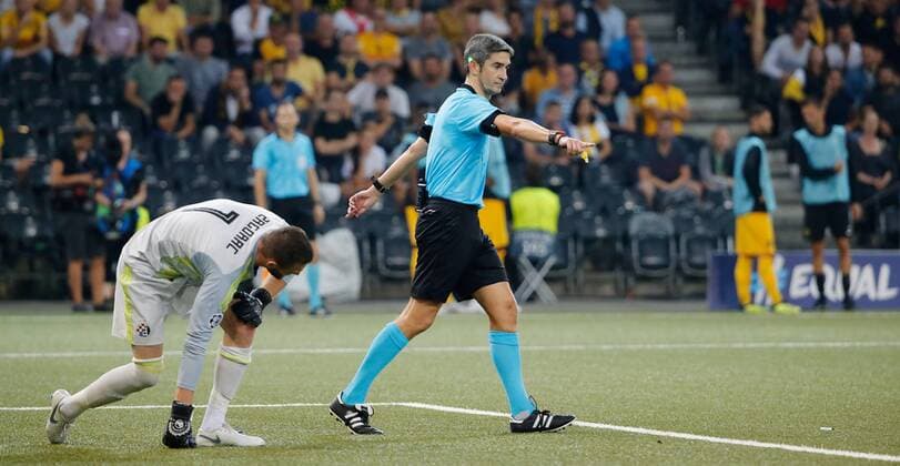 22.08.2018 Stade de Suisse Bern , SCHWEIZ , Saison 2018 2019 Herren Fussball Champions league Qualifikation Hinspiel BSC Young Boys Bern - Dinamo Zagreb Laser Pointer gegen Schiedsrichter Alberto Undiano Mallenco (ESP)