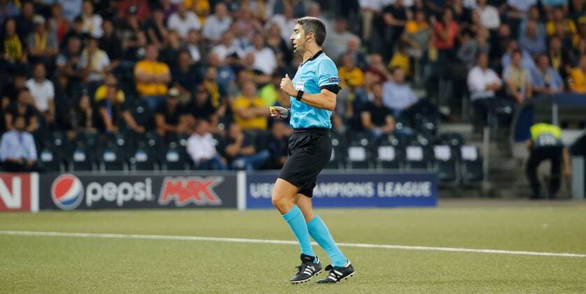 22.08.2018 Stade de Suisse Bern , SCHWEIZ , Saison 2018 2019 Herren Fussball Champions league Qualifikation Hinspiel BSC Young Boys Bern - Dinamo Zagreb Laser Pointer gegen Schiedsrichter Alberto Undiano Mallenco (ESP)