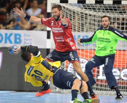 PIXUM Supercup 2018 in Düsseldorf. SG Flensburg-Handwitt - Rhein-Neckar Löwen 22.08.2018. Jannik Kohlbacher (Rhein-Neckar Löwen) beim Fallwurf. Tobias Karlsson (Flensburg) versucht abzuwehren.